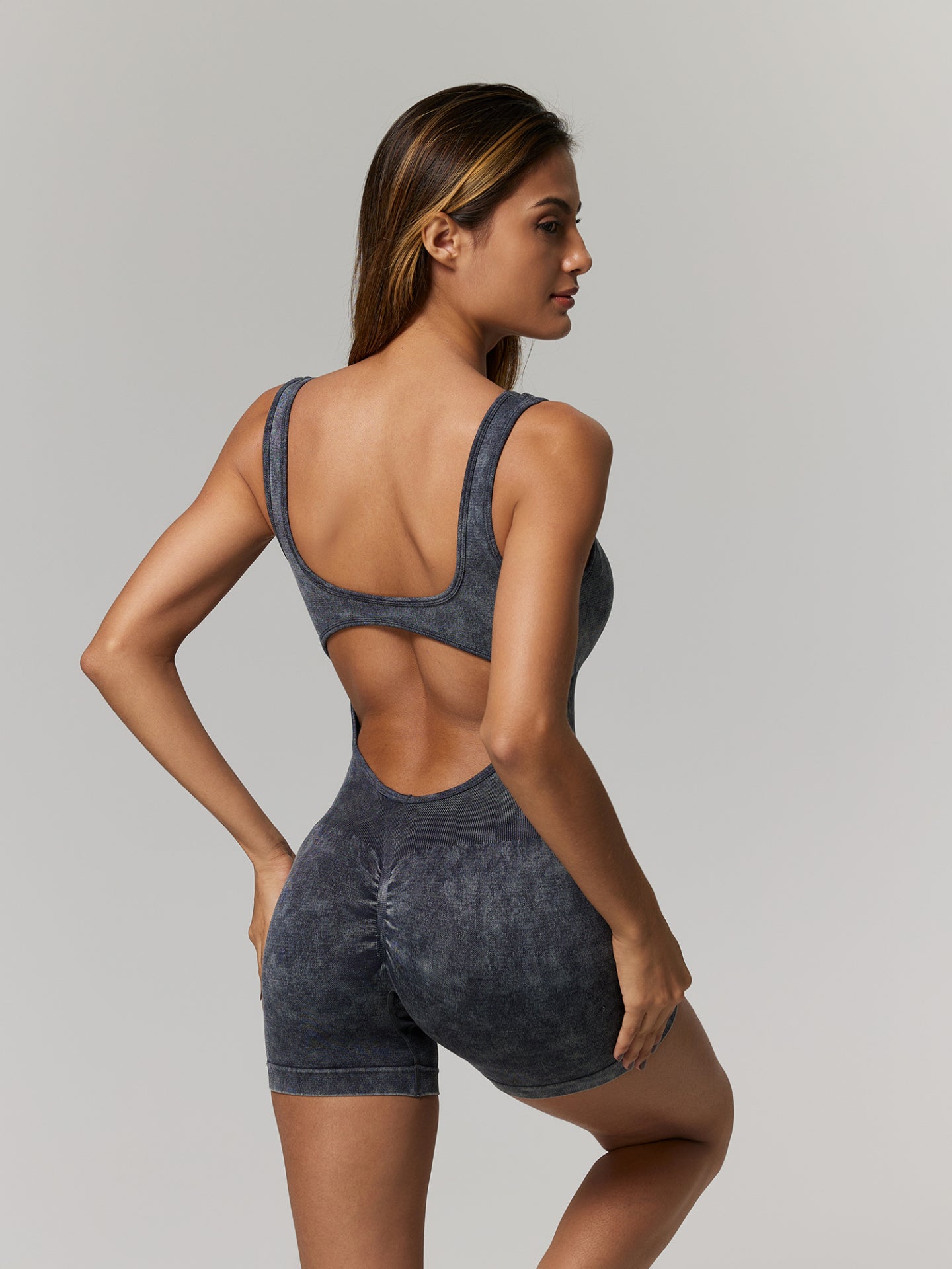Mono deportivo con espalda abierta