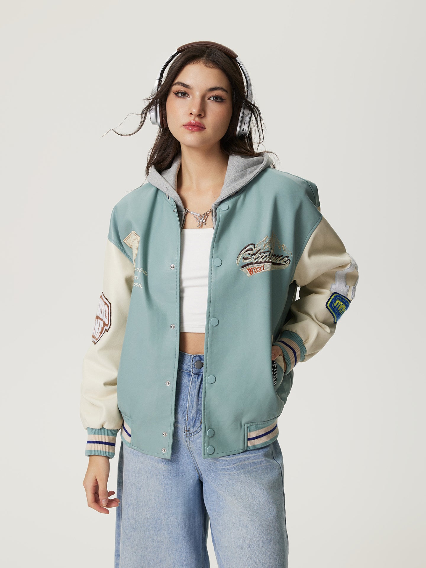 Chaqueta bomber con parches