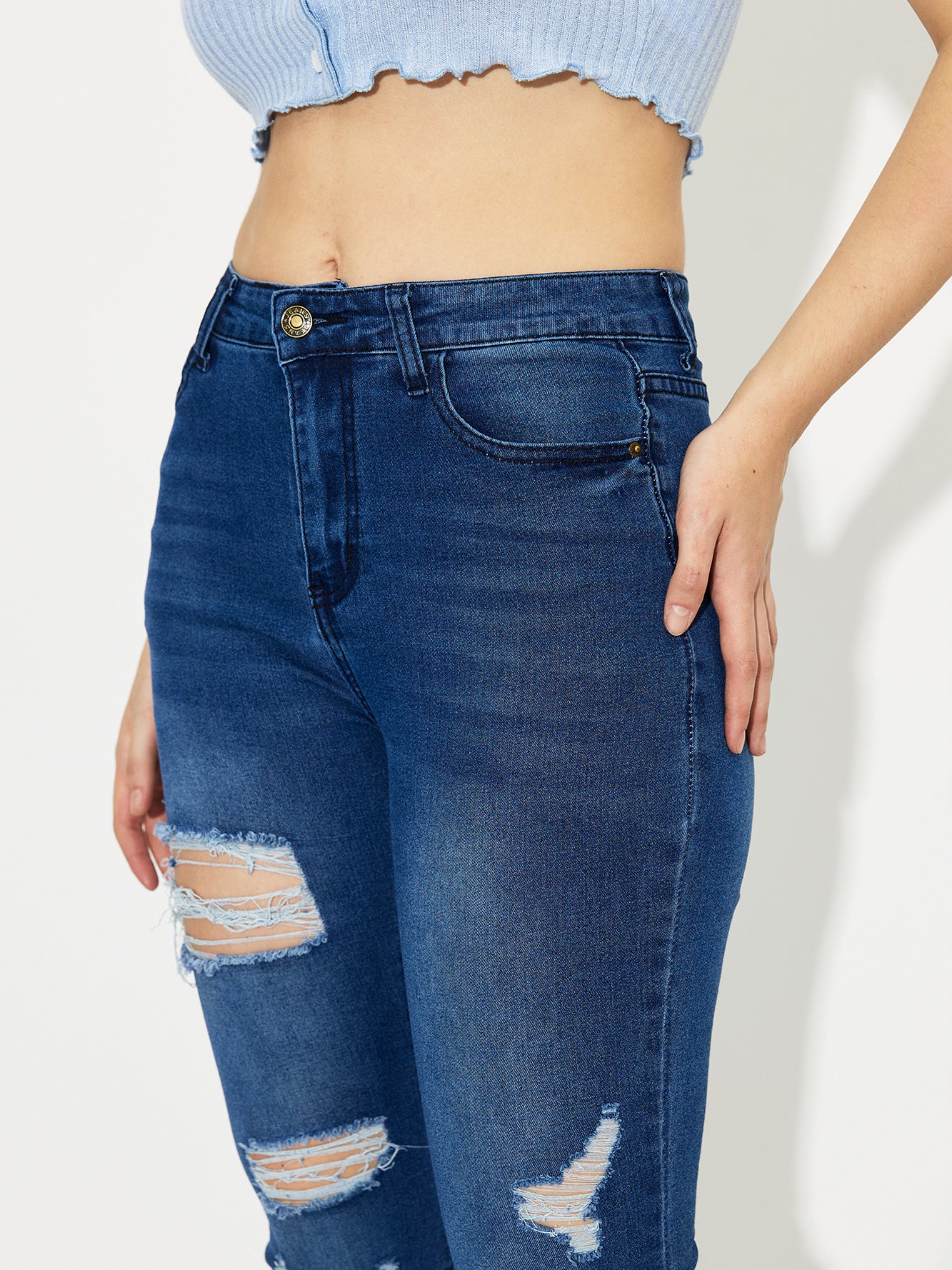 Jeans acampanados con cintura alta y elásticos