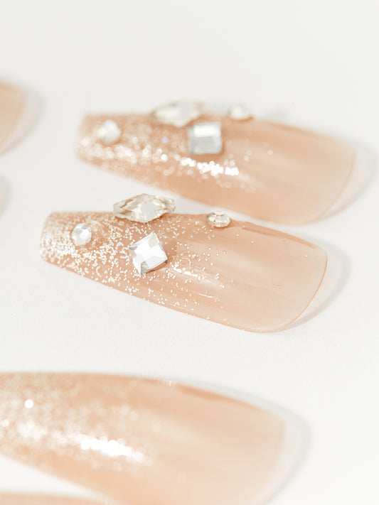 Prensa cuadrada de dunas de arena de diamantes en las uñas