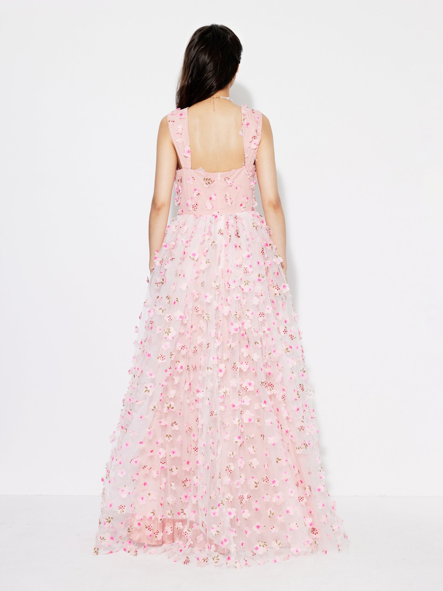 Vestido de cóctel con abertura floral