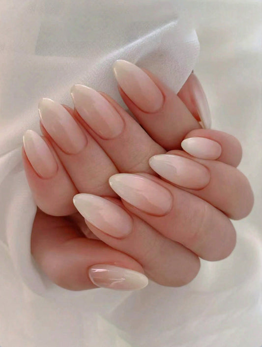 Prensa en forma de almendra larga desnuda en las uñas