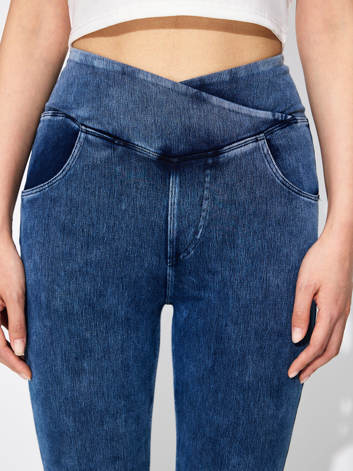 Jeans acampanados con cintura alta y entrecruzados y elásticos